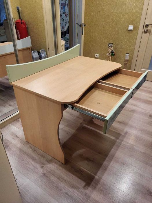 Продам 2 письменных  стола