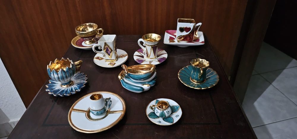 Conjunto de Chávenas de Porcelana, incluindo várias Limoges