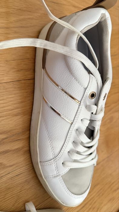 Tenis Parfois brancos com vivo em dourado