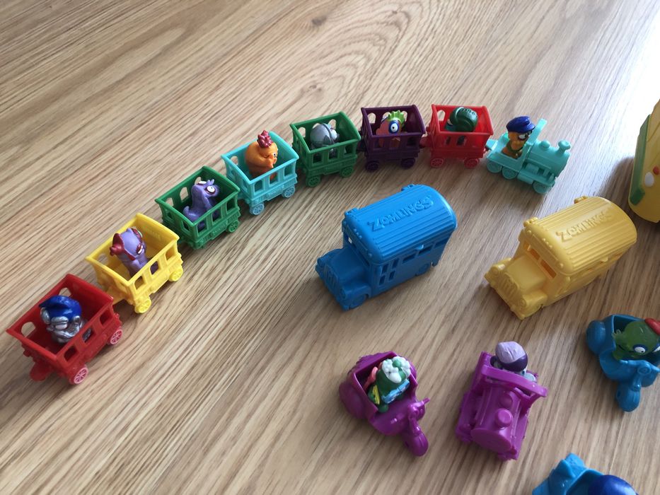 Figuras zomlings, autocarro escolar, mota, avião, comboio e carros