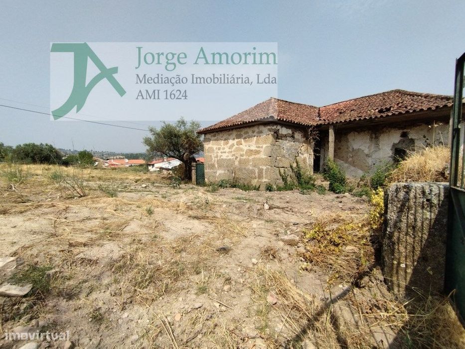 Casa de 2 pisos com terreno de 17400 m2 — Fradizela, Bragança
