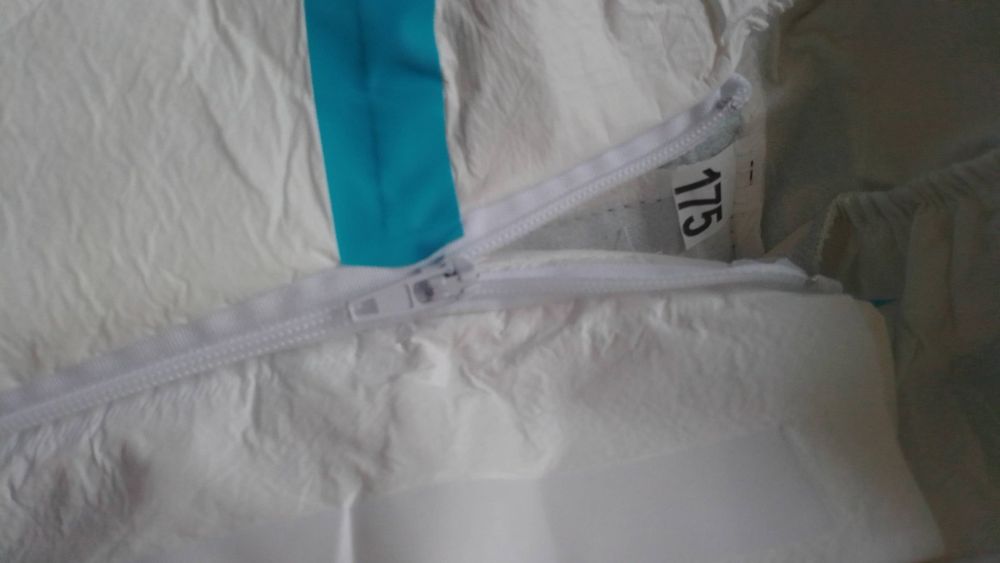 Медицинский одноразовый комбинезон