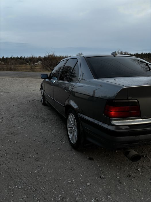 BMW E36 320i.