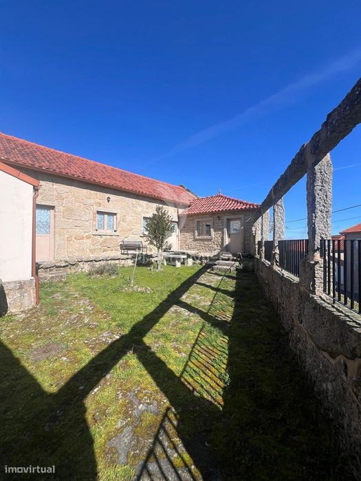 Moradia T2 totalmente remodelada em Gralhas – Montalegre