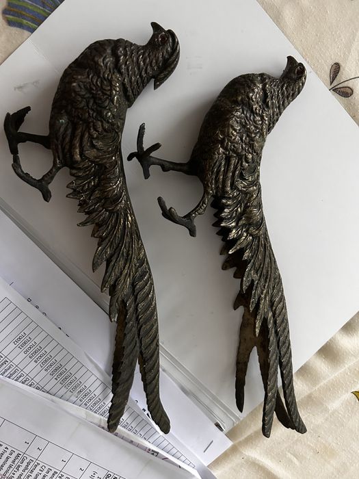 2 faisoes em estanho muito antigos, os olhos tem pedras vermelhas