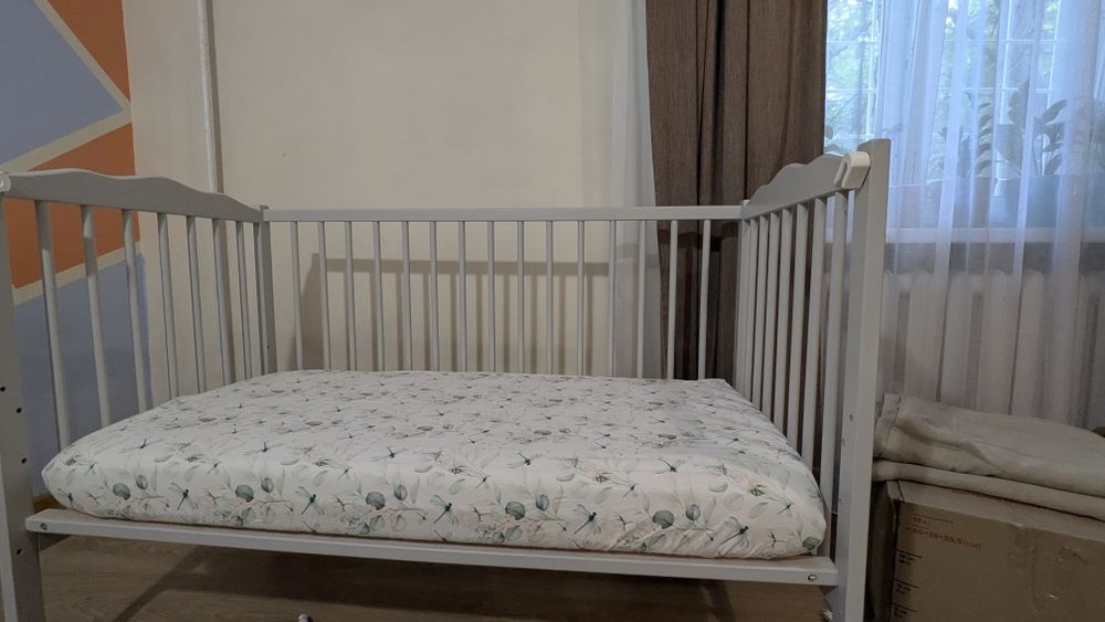 Дитяче ліжечко з маятником
