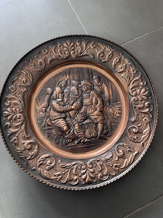 Prato Decorativo Antigo em Cobre Repuxado – Cena de Taverna