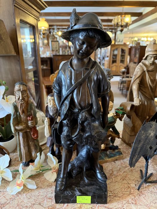 Figura z brązu mysliwy ze zwierzyną  50 cm