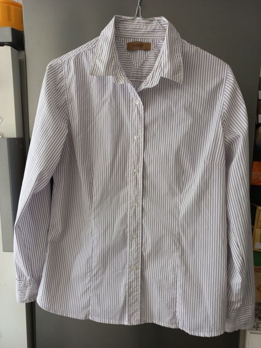 Camiseiro branco com riscas lilases