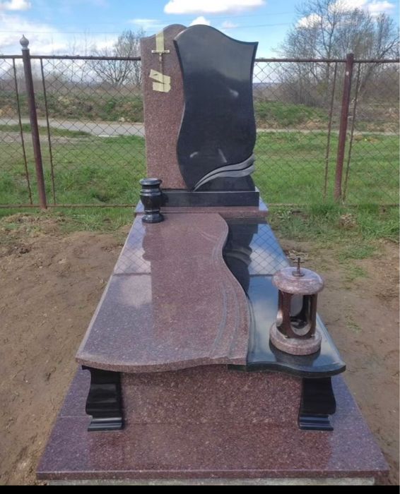 Гранітні памятники.