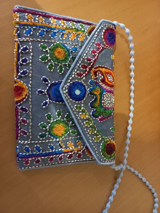 Carteira tira-colo bordada