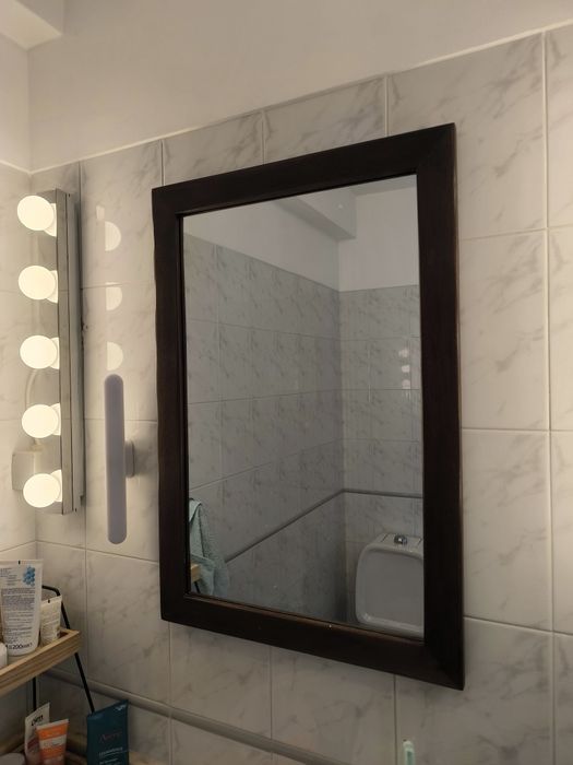 Espelho em madeira escura