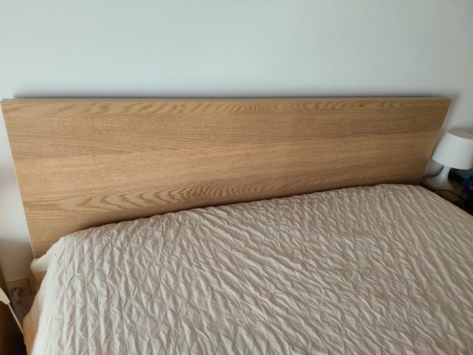 Cama e mesas cabeceira MALM