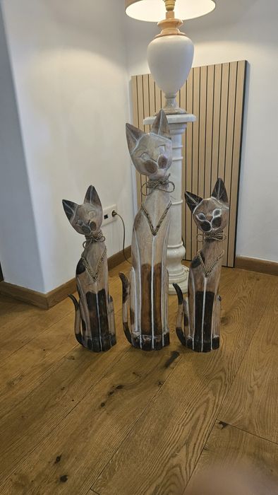 Três lindos gatinhos em madeira