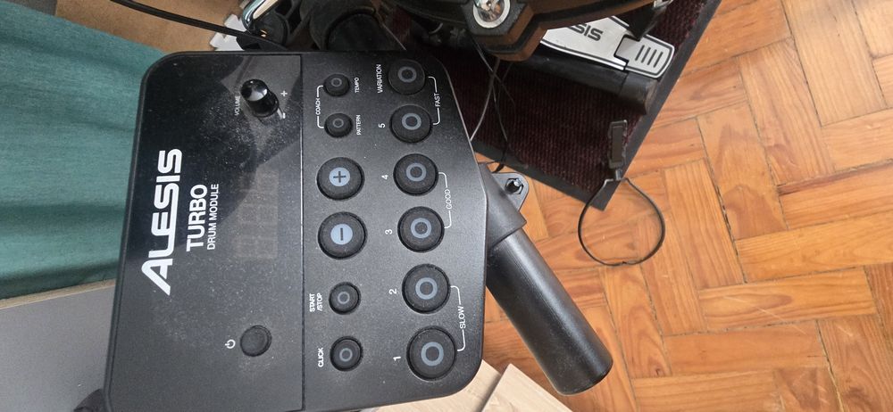 Bateria Eletrônica Alesis Turbo Mesh + Banco + Tapete