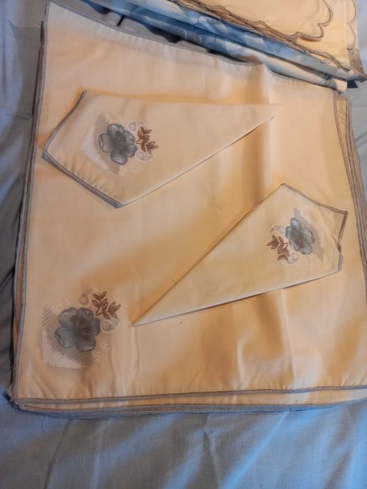 Toalha de mesa, com 12 guardanapos de tecido  do mesmo padrão - França