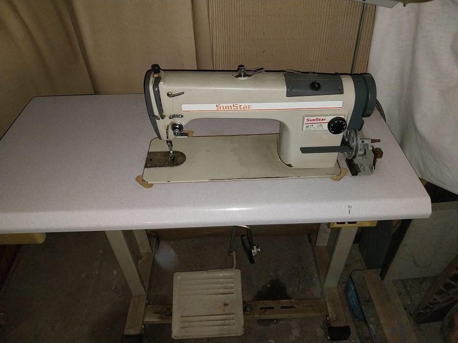 Máquina de costura industrial com motor monofásico