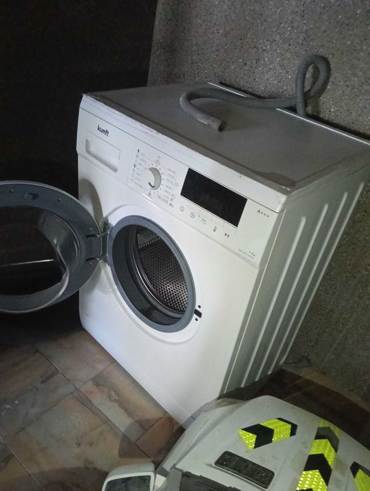 Como novo, máquina de lavar Roupa, está no Reis do chão, estou a despachar por motivos de mudança.