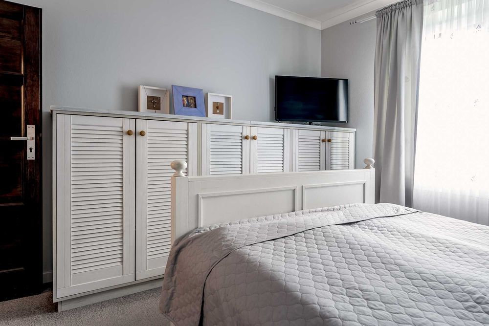 Łóżko drewniane, stylizowane, białe.