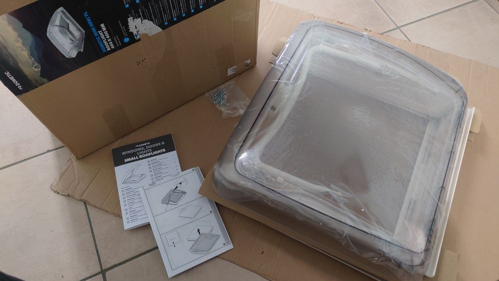 Okno dachowe Dometic mini heki fl