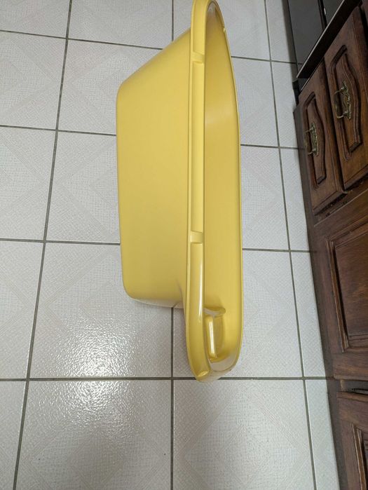Banheira amarela de bebé em plástico