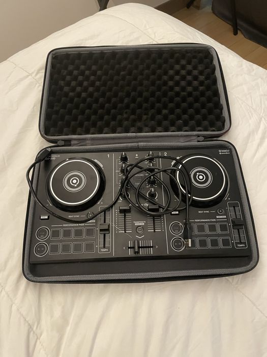 Pioneer ddj 200 (acompanha cabo +  mala de transporte)