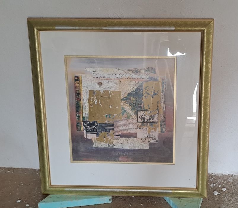 Quadro decorativo com moldura dourada