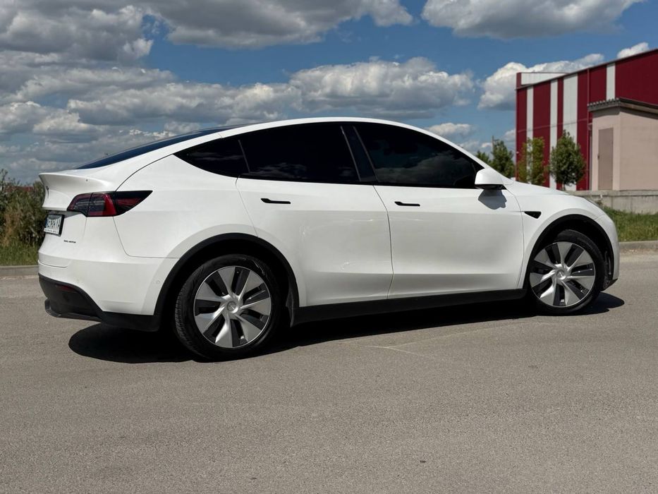 Tesla model Y 2021 года