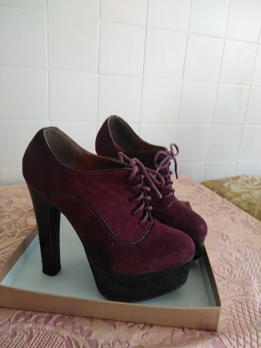 Vários sapatos usados..