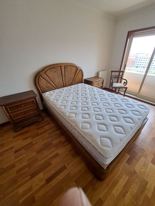 Cama, dois camiseiras e cadeira tudo castanho velho maciço