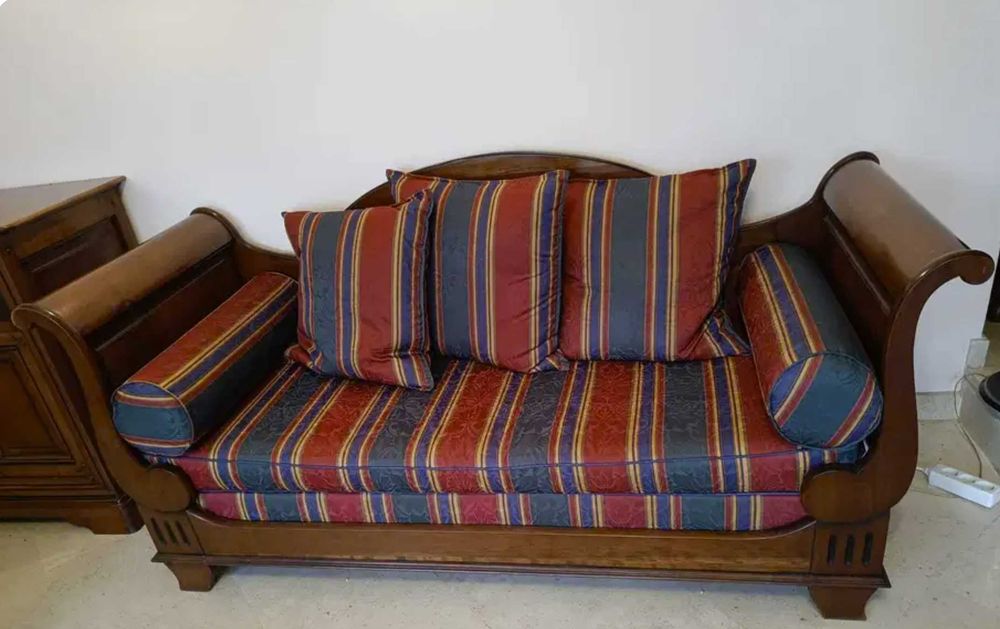 Sofá cama e cadeirões em cerejeira, feitos em Paços de Ferreira