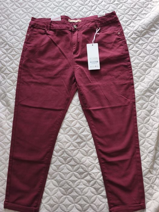 Spodnie dżinsowe typu PUSH UP w kolorze bordowym.
