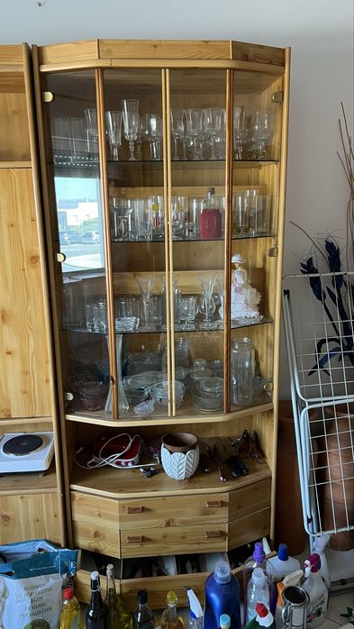 Vitrine de Sala em Pinho com Gavetas