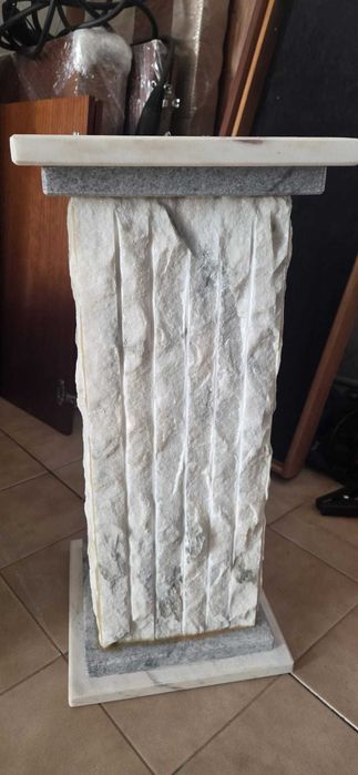 Coluna de pedra decorativa