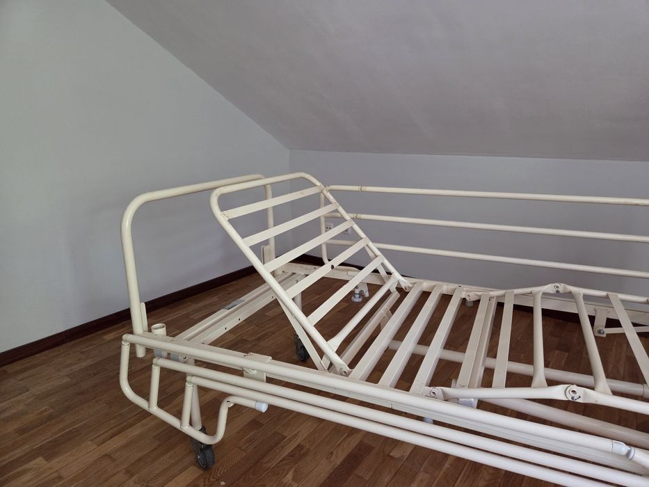 Cama hospitalar articulada INVACARE