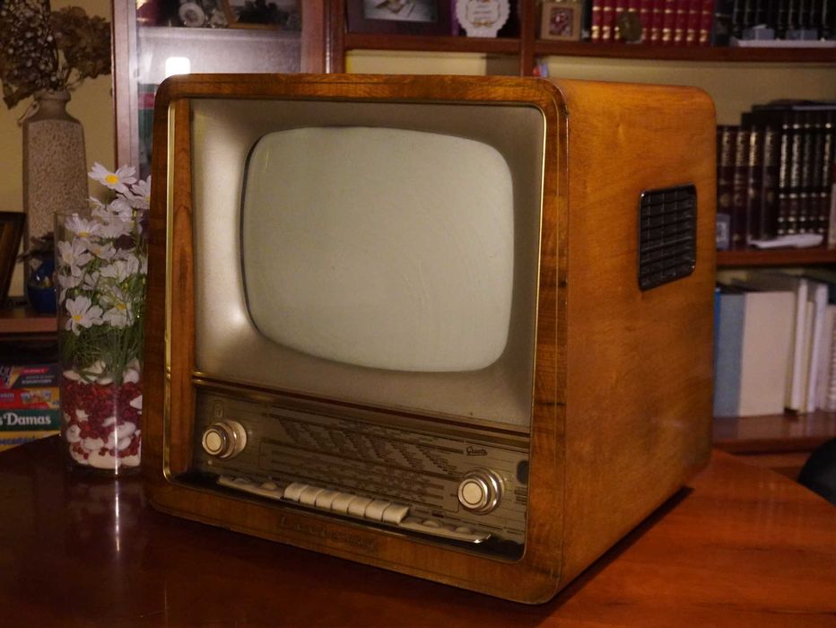 Televisão com Rádio Vintage (Graets Landgraf F39)