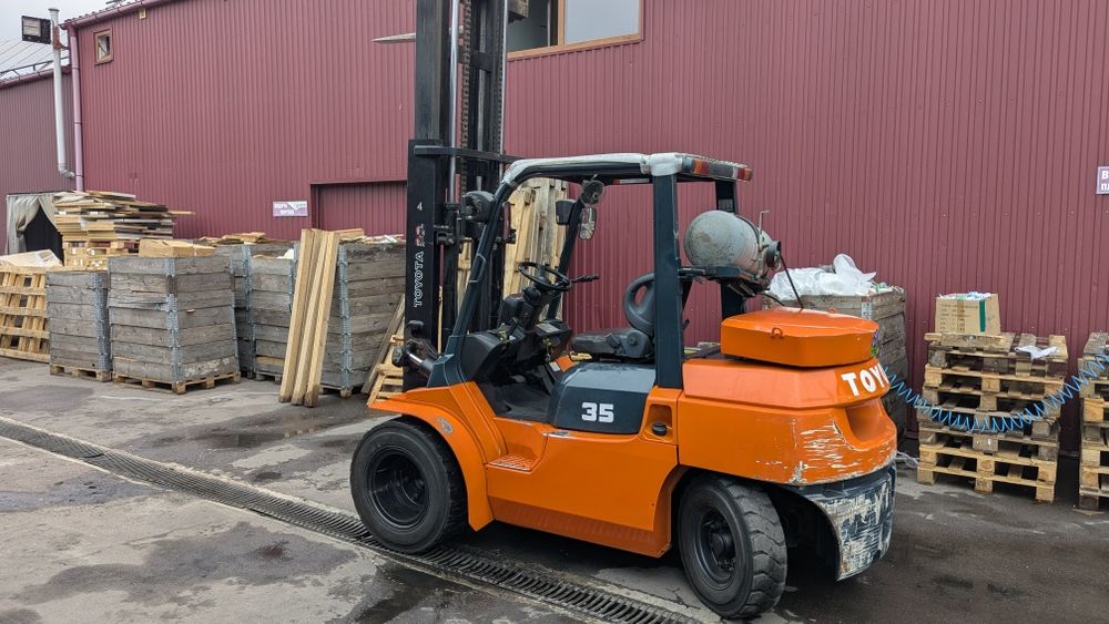 Продам вилковий навантажувач Toyota 02-7fg35