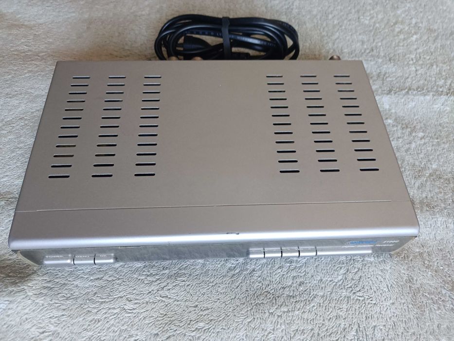 супутниковий приймач ТВ и дві тарілки с крепленням та 5 головок