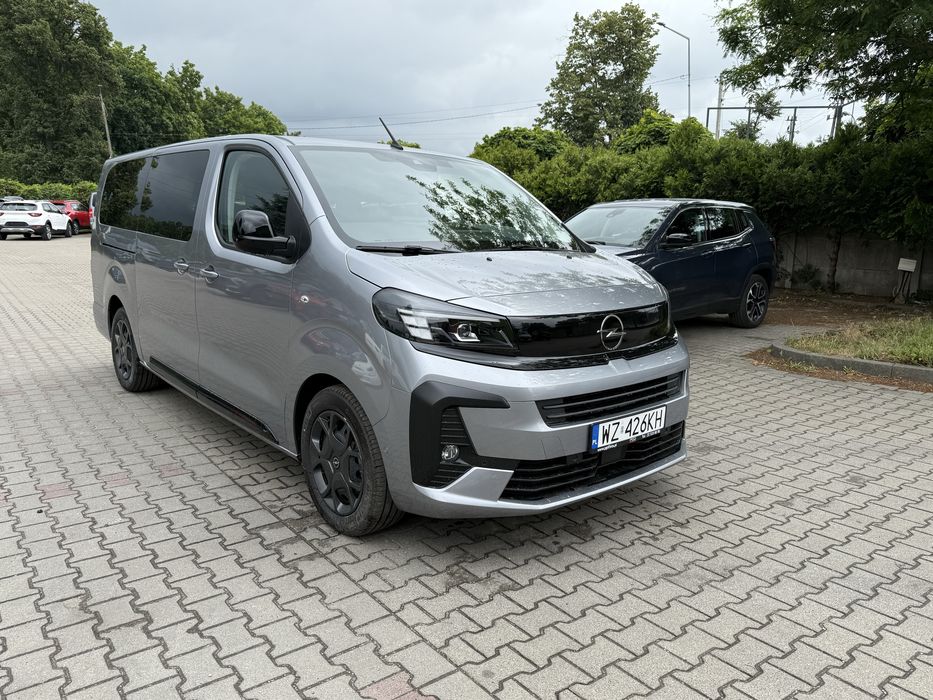 Wynajem busa osobiwego wypożyczalnia proace zafira trafic
