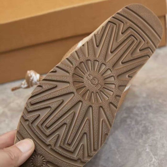 UGG Lowmel r. 40