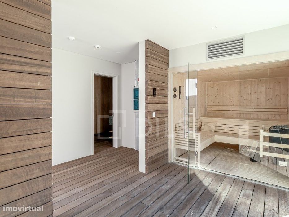 Apartamento T3 com terraços e estacionamento, em Miraflores