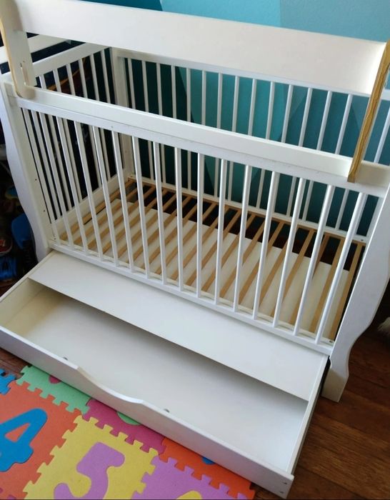 Białe drewniane łóżeczko