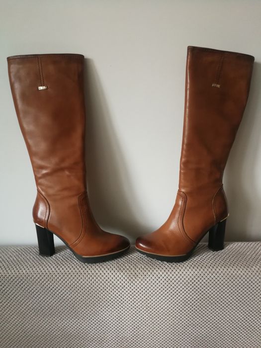 Długie seksowne karmelowe skórzane buty ze złotymi dodatkami Kazar