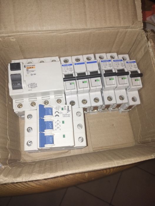 Bezpieczniki Wyłączniki nadpradowe itp automaty trójfazowe