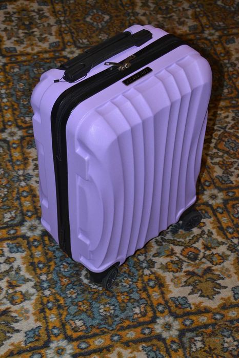 Чемодан на колесиках, туристический чемодан.