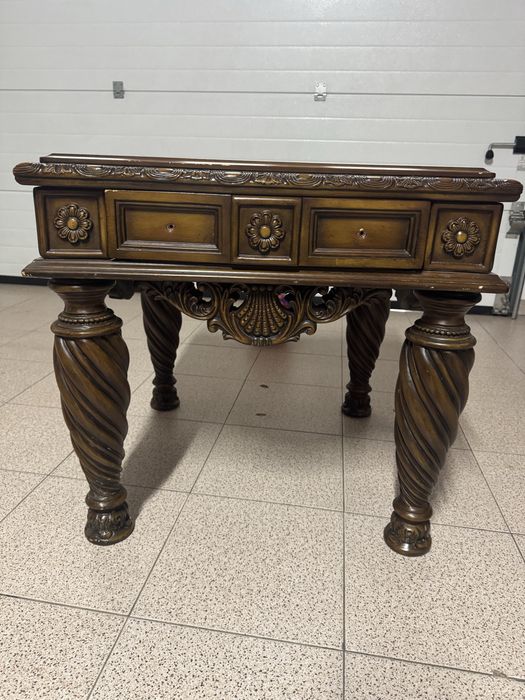Mesa rustica de madeira em bom estado com uma gaveta
