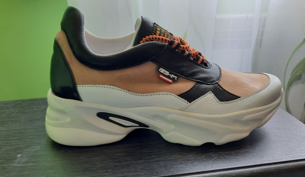 Жіночі кросівки на вищій підошві