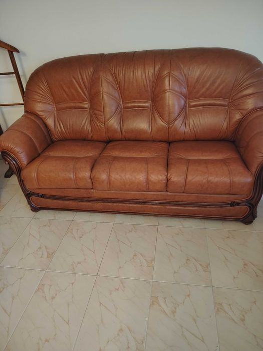 Sofás, em pele e madeira de mogno, em bom estado, para sala.