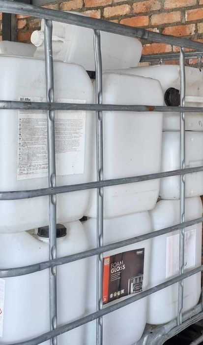 Banki, pojemniki plastikowe o pojemności 25,20 litrów każdy.