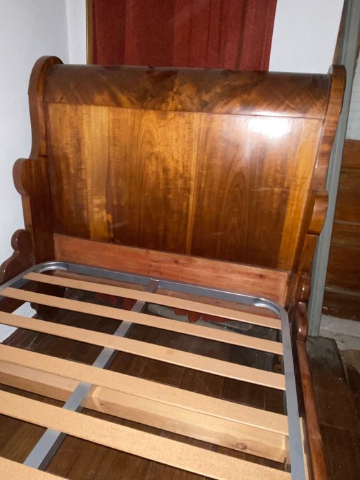 Cama de solteiro em madeira maciça
